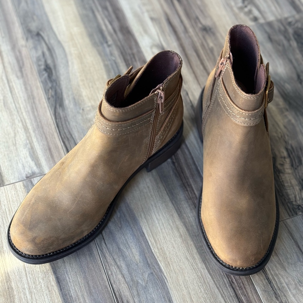 Clarks women ankle boots, never worn
